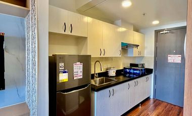 MODERN STUDIO UNIT WITH BALCONY/IVORY RESIDENCES