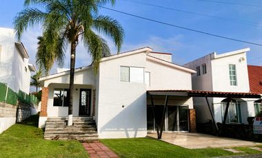 Casa Remodelada en Venta en Cocoyoc. Amplia Propiedad con Jardín y Piscina privada.