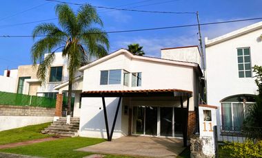 Casa Remodelada en Venta en Cocoyoc. Amplia Propiedad con Jardín y Piscina privada.