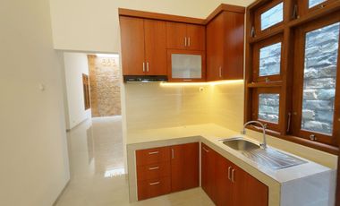 DIJUAL RUMAH BARU DI SUMBER BANJARSARI SURAKARTA