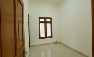 DIJUAL RUMAH BARU DI SUMBER BANJARSARI SURAKARTA