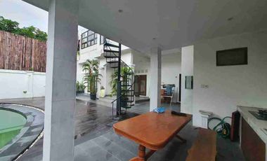 Dijual / Disewakan Rumah Elite Semi Villa 6 kamar di Renon Siap Huni