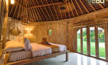 Luxury Tropical Living – Exclusive Villa Near Pantai Nyanyi