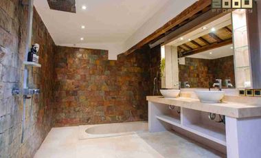 Luxury Tropical Living – Exclusive Villa Near Pantai Nyanyi