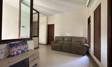 Disewakan Rumah 2 Lantai Luas 300m² di Gatsu Denpasar – 5 KT, SHM, Akses 2 Mobil