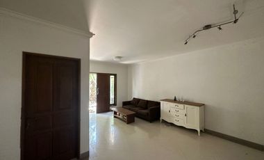 Disewakan Rumah 2 Lantai Luas 300m² di Gatsu Denpasar – 5 KT, SHM, Akses 2 Mobil
