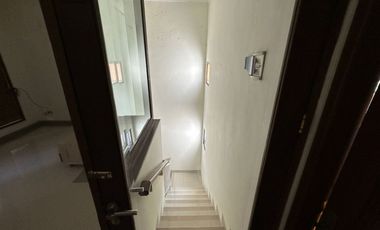 Disewakan Rumah 2 Lantai Luas 300m² di Gatsu Denpasar – 5 KT, SHM, Akses 2 Mobil