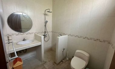 Disewakan Rumah 2 Lantai Luas 300m² di Gatsu Denpasar – 5 KT, SHM, Akses 2 Mobil