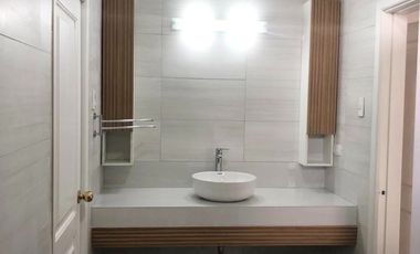 RENTO BELLA CASA SIN AMOBLAR!