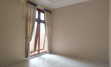 Rumah  Komplek , dekat ke JL.Antasari raya , LT. 377 m2 /Lb 220 m, 1 Lantai , 11 M