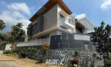 Dijual Villa Modern Full Furnish Plus Kolam Renang di Panderman Hill, Batu