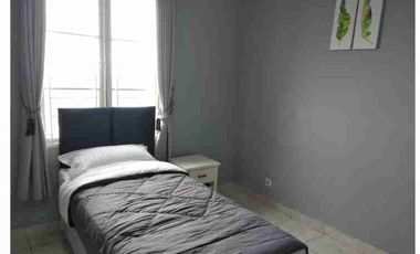 di sewa kan apartemen french walk tower paris lt 23 full furnish unit bagus dan bersih. pertahun