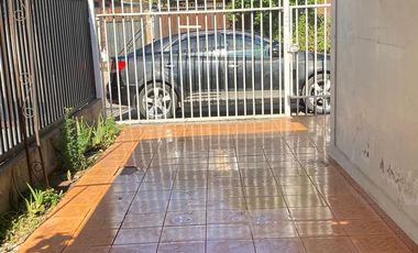 Se vende casa en Villa los Jardines, Ñuñoa ,4 dormitorios 1 baño, estacionamiento $ 168.000.000