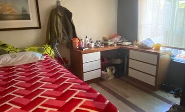 Se vende casa en Villa los Jardines, Ñuñoa ,4 dormitorios 1 baño, estacionamiento $ 168.000.000