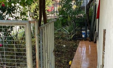 Se vende casa en Villa los Jardines, Ñuñoa ,4 dormitorios 1 baño, estacionamiento $ 168.000.000
