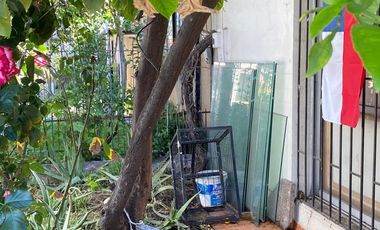 Se vende casa en Villa los Jardines, Ñuñoa ,4 dormitorios 1 baño, estacionamiento $ 168.000.000