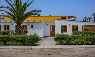 Vendo cómoda casa frente al parque principal en playa Las Totoritas - 4 Dorm. US$ 299,000.00
