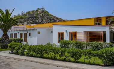 Vendo cómoda casa frente al parque principal en playa Las Totoritas - 4 Dorm. US$ 299,000.00