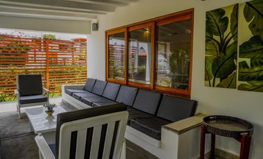 Vendo cómoda casa frente al parque principal en playa Las Totoritas - 4 Dorm. US$ 299,000.00