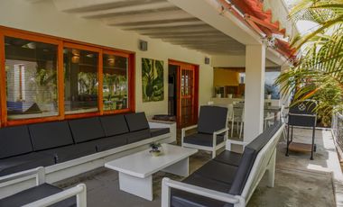 Vendo cómoda casa frente al parque principal en playa Las Totoritas - 4 Dorm. US$ 299,000.00