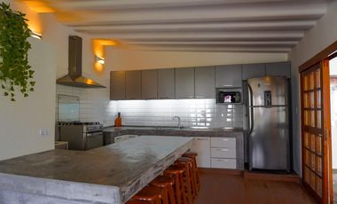 Vendo cómoda casa frente al parque principal en playa Las Totoritas - 4 Dorm. US$ 299,000.00