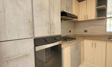 SE ARRIENDA CASA REMODELADA EN SOL DE GALICIA,FRENTE A LA ZONA SOCIAL.