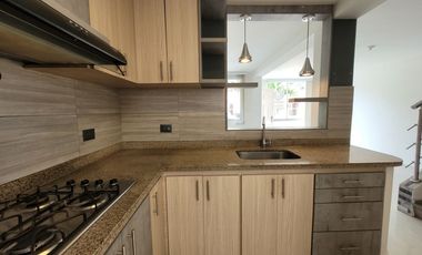 SE ARRIENDA CASA REMODELADA EN SOL DE GALICIA,FRENTE A LA ZONA SOCIAL.