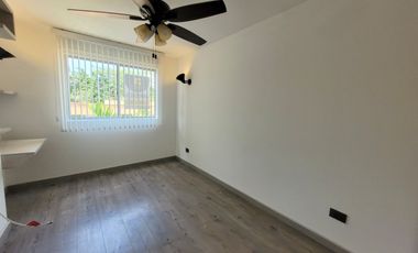 SE ARRIENDA CASA REMODELADA EN SOL DE GALICIA,FRENTE A LA ZONA SOCIAL.