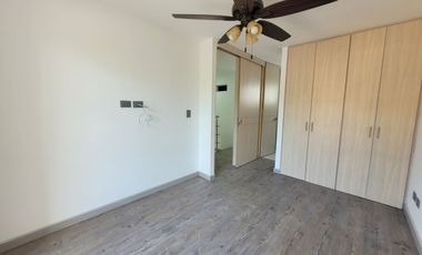 SE ARRIENDA CASA REMODELADA EN SOL DE GALICIA,FRENTE A LA ZONA SOCIAL.