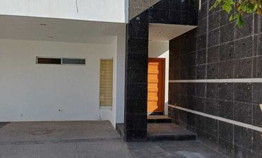 Casa en Renta en Pedregales, Zona Poniente | 3 Recámaras con Baño y Jardín Amplio