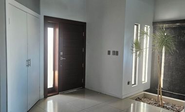 HERMOSA RESIDENCIA EN VENTA, AREA CAMPOS ELISEOS, CON ALBERCA