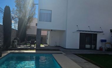 HERMOSA RESIDENCIA EN VENTA, AREA CAMPOS ELISEOS, CON ALBERCA