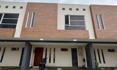 Renta Casa de tres dormitorios en conjunto privado en Llano Grande