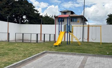 Renta Casa de tres dormitorios en conjunto privado en Llano Grande