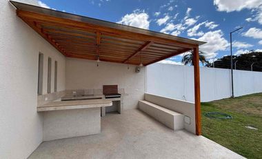 Renta Casa de tres dormitorios en conjunto privado en Llano Grande