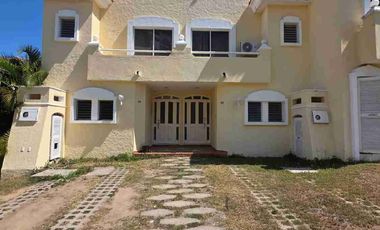 Villa de 3 niveles en Renta en Isla Mazatlán, Club de Yates