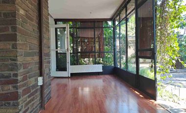 Excelente casa actualizada en pasaje cerrado 3D2B+Servicios+ Escritorio, amplios espacios, jardín formado. Luis Thayer Ojeda/Diego de Almagro