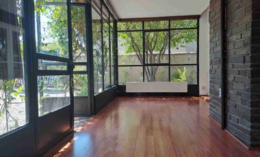 Excelente casa actualizada en pasaje cerrado 3D2B+Servicios+ Escritorio, amplios espacios, jardín formado. Luis Thayer Ojeda/Diego de Almagro