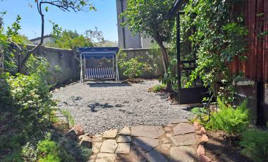 Excelente casa actualizada en pasaje cerrado 3D2B+Servicios+ Escritorio, amplios espacios, jardín formado. Luis Thayer Ojeda/Diego de Almagro