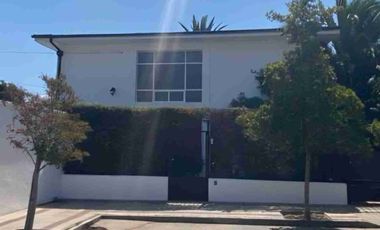 Excelente casa actualizada en pasaje cerrado 3D2B+Servicios+ Escritorio, amplios espacios, jardín formado. Luis Thayer Ojeda/Diego de Almagro