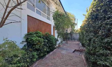 Excelente casa actualizada en pasaje cerrado 3D2B+Servicios+ Escritorio, amplios espacios, jardín formado. Luis Thayer Ojeda/Diego de Almagro