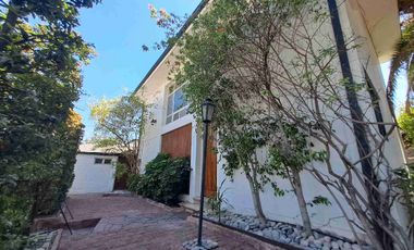 Excelente casa actualizada en pasaje cerrado 3D2B+Servicios+ Escritorio, amplios espacios, jardín formado. Luis Thayer Ojeda/Diego de Almagro