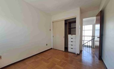 Excelente casa actualizada en pasaje cerrado 3D2B+Servicios+ Escritorio, amplios espacios, jardín formado. Luis Thayer Ojeda/Diego de Almagro