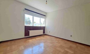 Excelente casa actualizada en pasaje cerrado 3D2B+Servicios+ Escritorio, amplios espacios, jardín formado. Luis Thayer Ojeda/Diego de Almagro