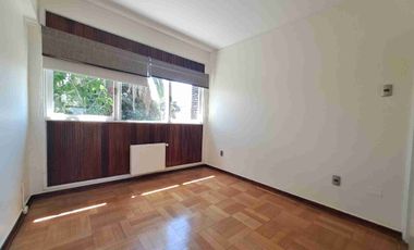 Excelente casa actualizada en pasaje cerrado 3D2B+Servicios+ Escritorio, amplios espacios, jardín formado. Luis Thayer Ojeda/Diego de Almagro