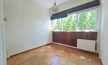 Excelente casa actualizada en pasaje cerrado 3D2B+Servicios+ Escritorio, amplios espacios, jardín formado. Luis Thayer Ojeda/Diego de Almagro