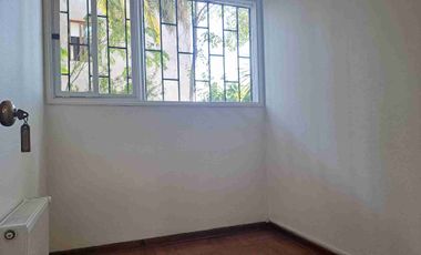 Excelente casa actualizada en pasaje cerrado 3D2B+Servicios+ Escritorio, amplios espacios, jardín formado. Luis Thayer Ojeda/Diego de Almagro