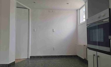 Excelente casa actualizada en pasaje cerrado 3D2B+Servicios+ Escritorio, amplios espacios, jardín formado. Luis Thayer Ojeda/Diego de Almagro