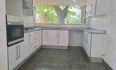 Excelente casa actualizada en pasaje cerrado 3D2B+Servicios+ Escritorio, amplios espacios, jardín formado. Luis Thayer Ojeda/Diego de Almagro