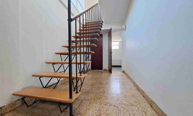 Excelente casa actualizada en pasaje cerrado 3D2B+Servicios+ Escritorio, amplios espacios, jardín formado. Luis Thayer Ojeda/Diego de Almagro